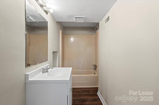 Building Photo - 904 Edgewood Cir