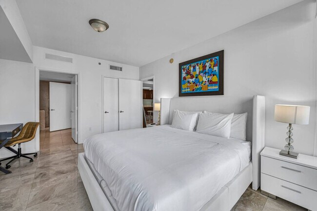 Building Photo - 485 Brickell Ave