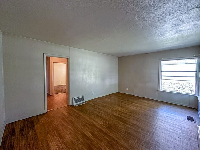 Building Photo - 5 Bedrooms and 3 Bathrooms!