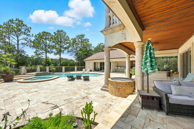 Building Photo - 2061 Crown Dr