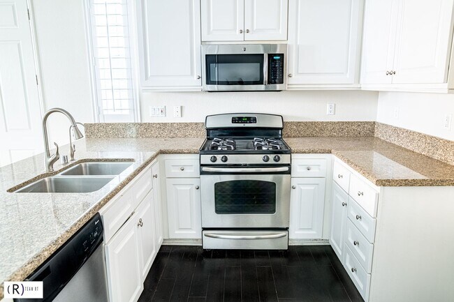 Building Photo - Lovely tri-level condo located in the gated community of Bellafina