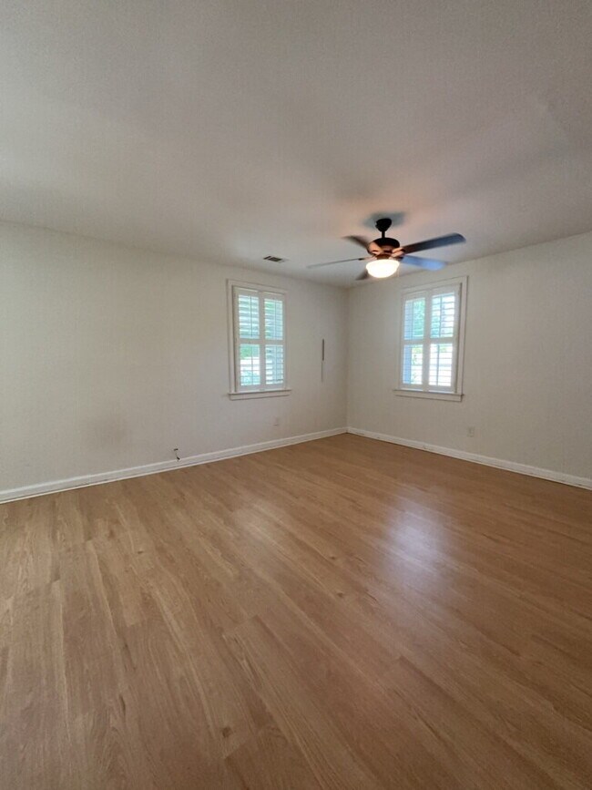 Building Photo - 1367 Fort Johnson Rd