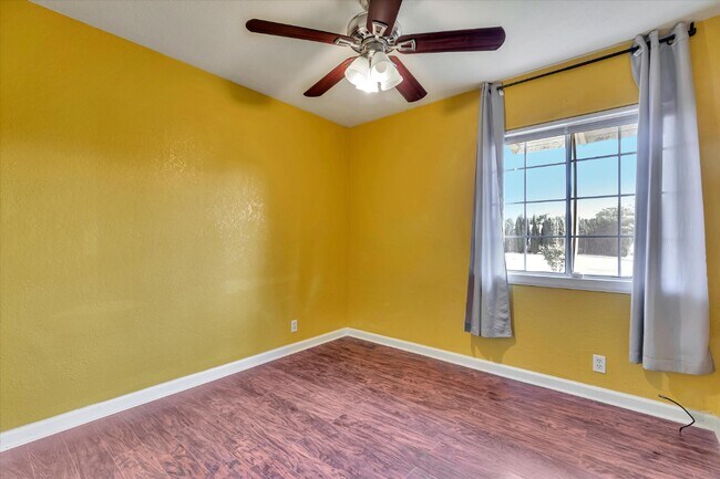 Building Photo - 43585 Montrose Ave