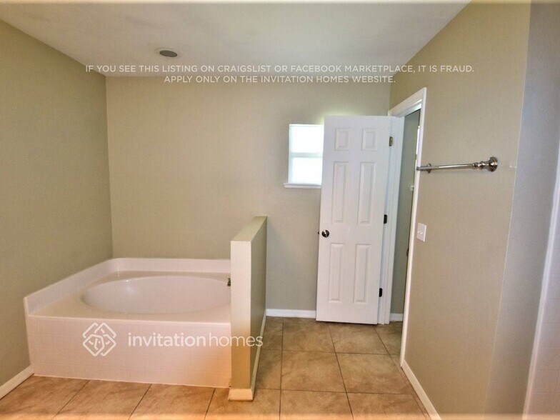 Building Photo - 5627 Oakwood Knoll Dr