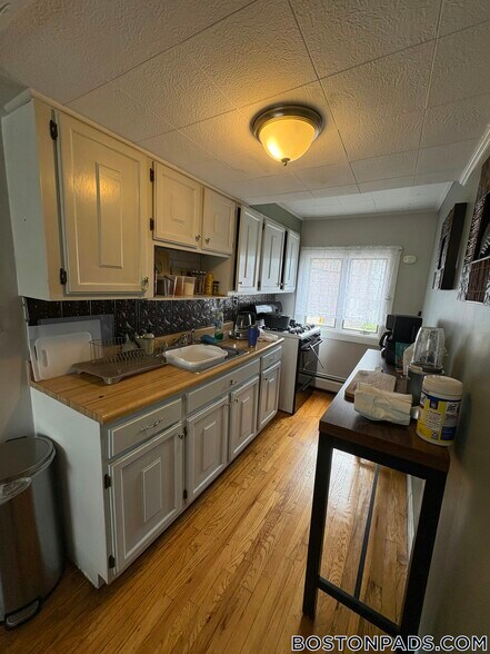 Building Photo - 370 Main St