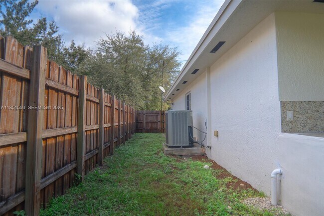 Building Photo - 15650 NW 39th Ct