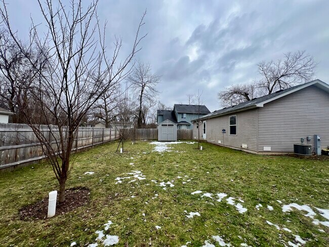 Building Photo - 2610 S Elmkirk Park