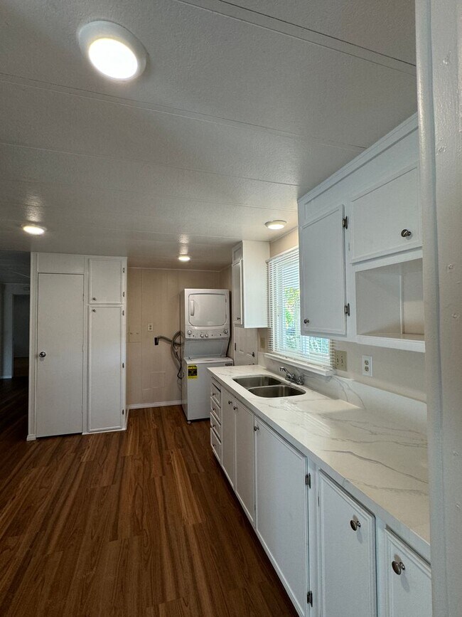 Building Photo - Beautiful rehabbed manufacture home in Lak...