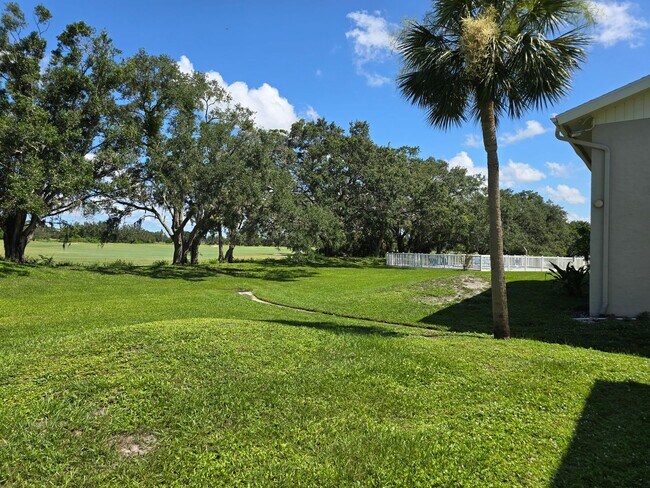 Building Photo - Stunning 2 Bed / 2.5 Bath Townhouse with G...