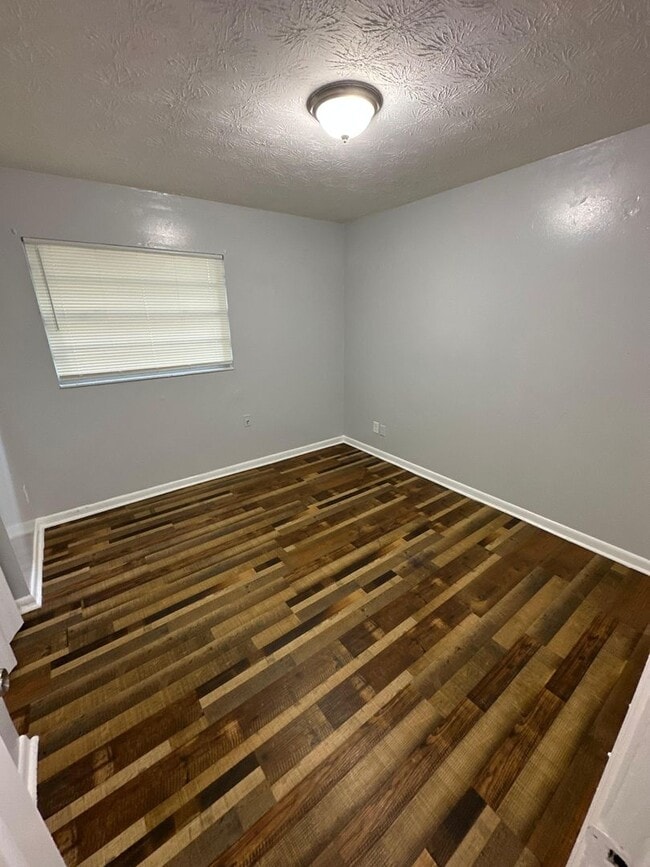 Building Photo - Fully Renovated 3/2 Available for Immediat...