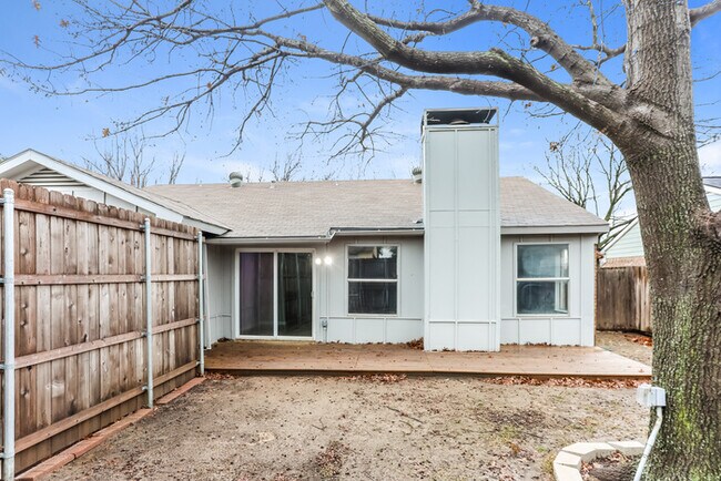 Building Photo - 2114 High Bluff Dr