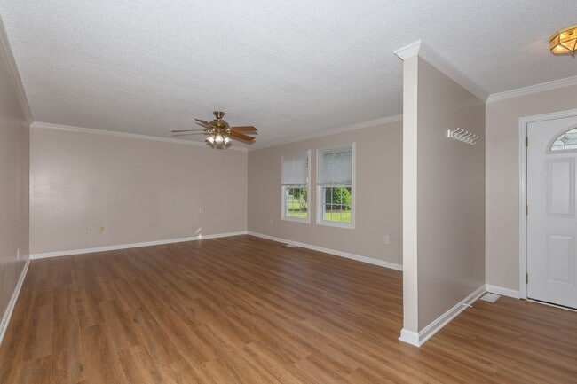 Building Photo - 3 bed/2 bath Single Family Home in Martins...