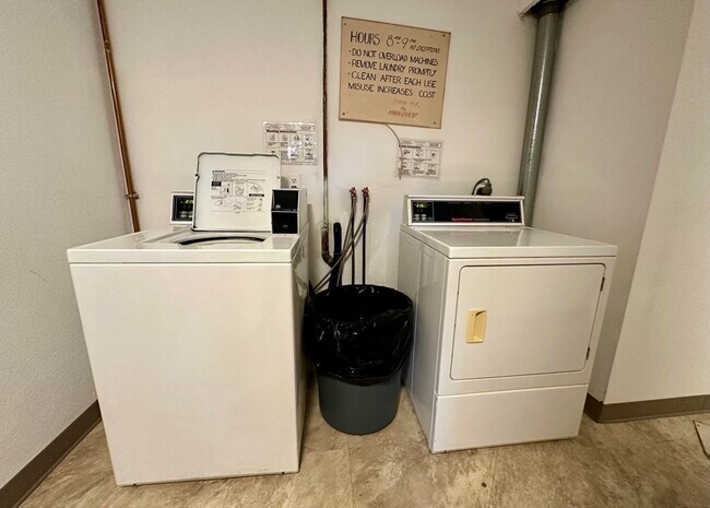 Building Photo - 7 Maple Crest Cir