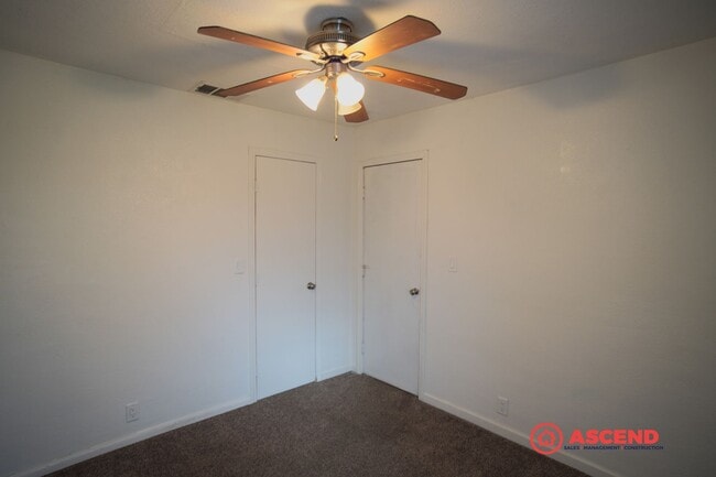 Building Photo - Cozy home located in the Northeast!