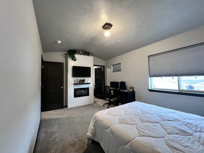 Building Photo - 4501 E Whisper Ridge Pl