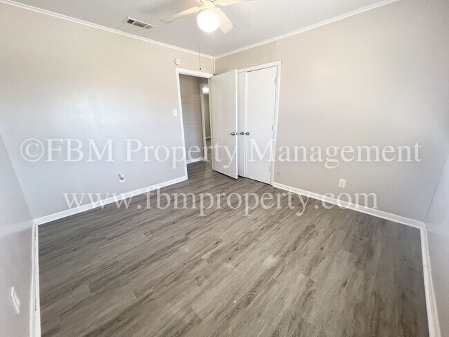 Building Photo - 1204 Williamsburg Dr