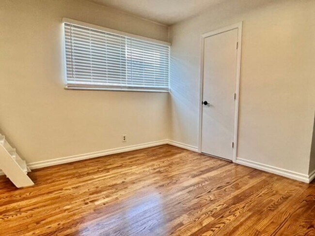 Building Photo - 3 bedroom  2 bathroom