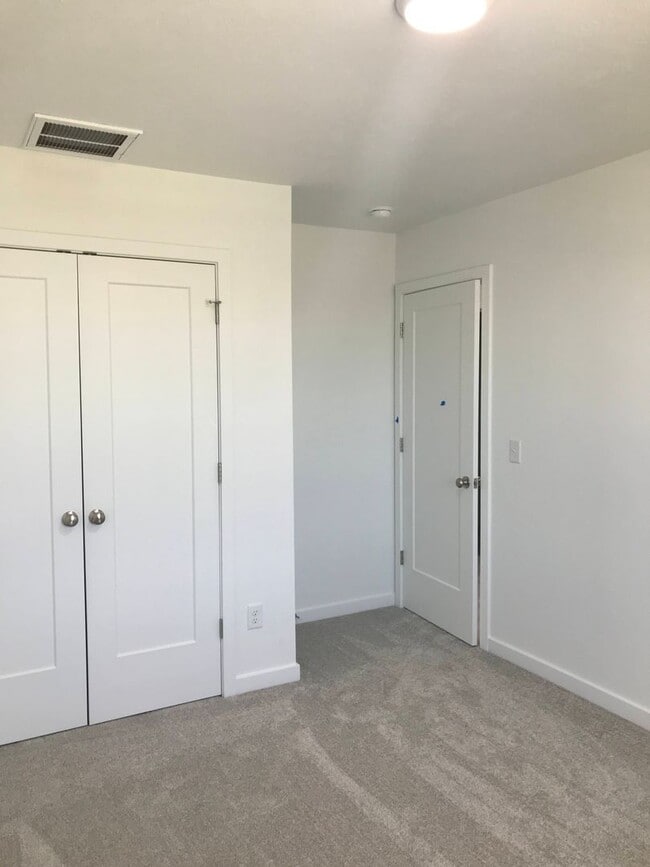 Building Photo - Executive Rental -  4 Bedroom 3 Baths