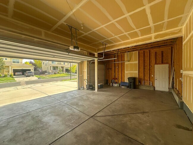 Building Photo - This 4bd home is waiting for you!