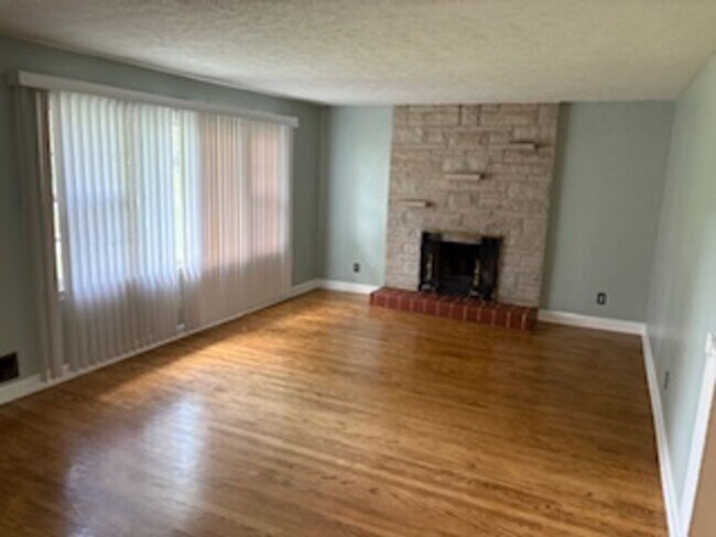 Building Photo - 2 Bedroom 1 Bathroom Home Available Soon