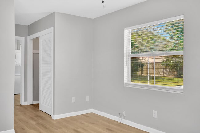 Building Photo - 310 1/2 S Mars