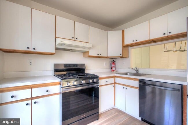 Building Photo - 1301 Hawthorne Ct