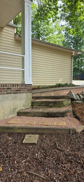 Building Photo - 2025A Stoneycreek Dr