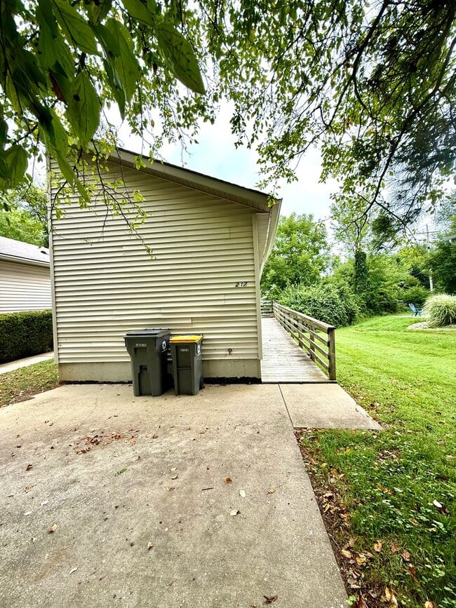 Building Photo - Price Reduction 3 Bedroom Available August...
