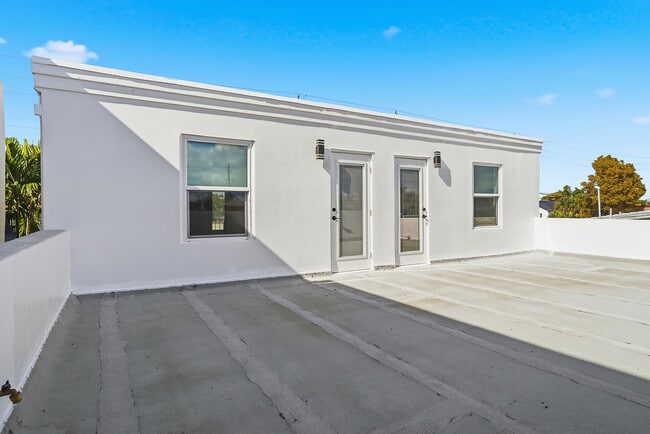 Building Photo - 5909 S Dixie Hwy