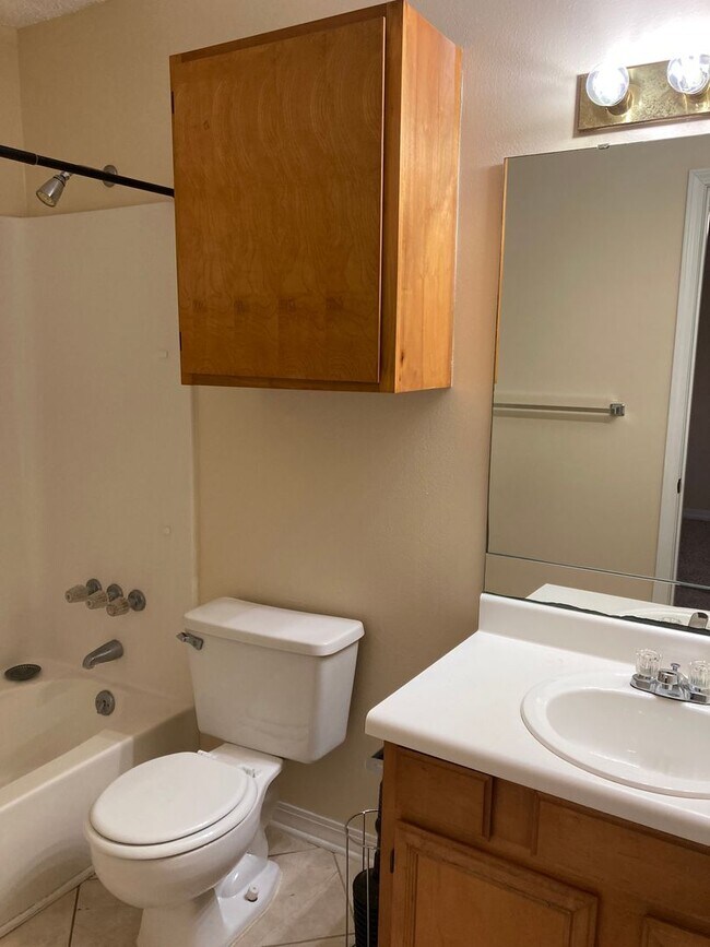 Building Photo - 695 Lloyd St