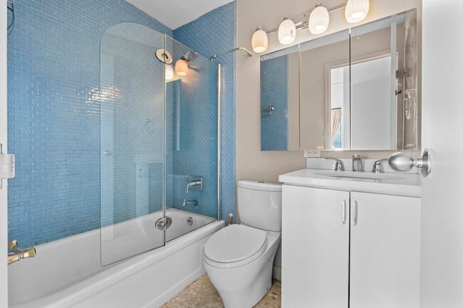 Building Photo - 4343 N Clarendon Ave