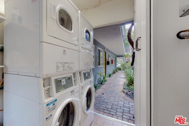 Building Photo - 10333 Santa Monica Blvd