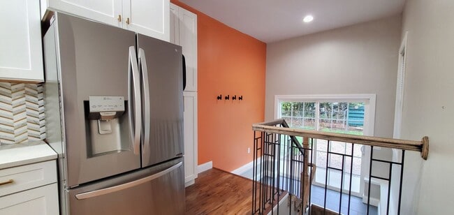 Building Photo - 4-bedroom 3-bathroom home minutes to Downt...