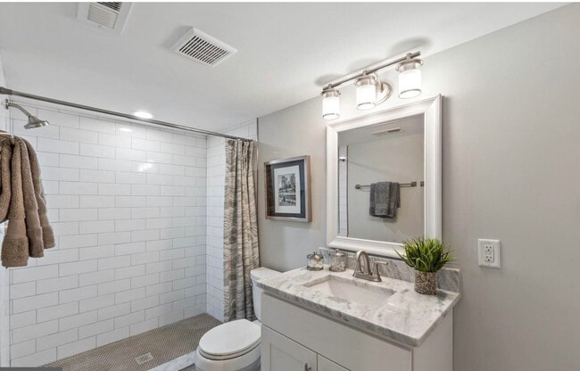 Full Bath - 2921 Johnson Rd