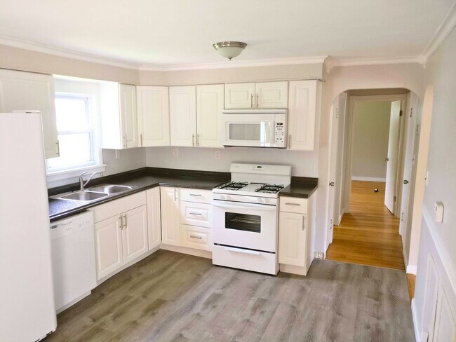 Building Photo - 4-Bedroom Home for Rent Summer 2026