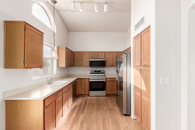 Building Photo - Beautiful Single-Level Home in Prime Locat...