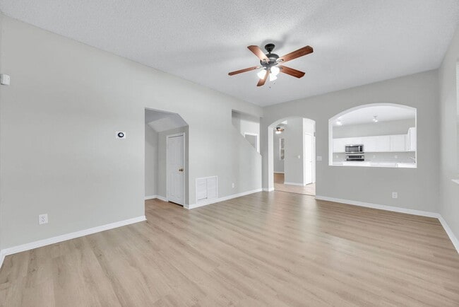 Building Photo - Nice 3/2.5 Home in East Orlando with 2-Car Garage