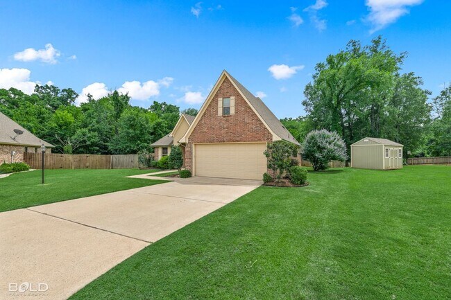 Building Photo - 302 Oscar Cir