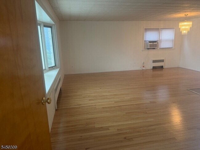 Building Photo - 43 Oakwood Ave