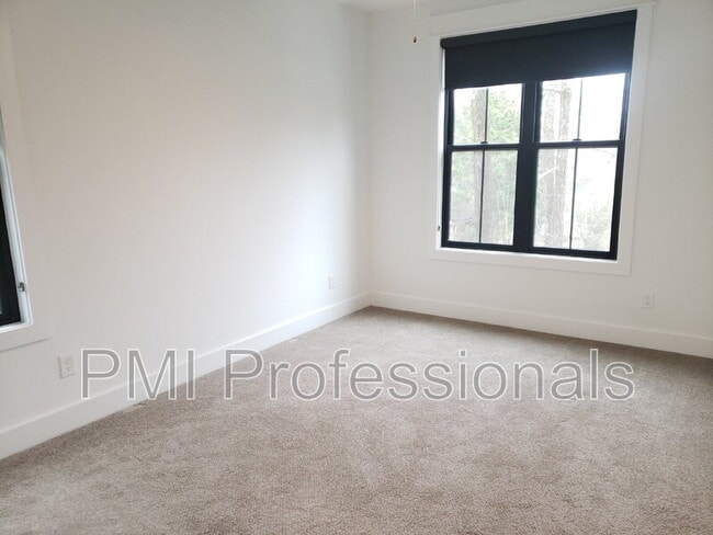 Building Photo - 227 S Bilbro Ave