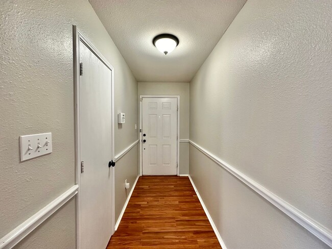 Building Photo - Discover the charm of this 3 bed 2 bath ex...