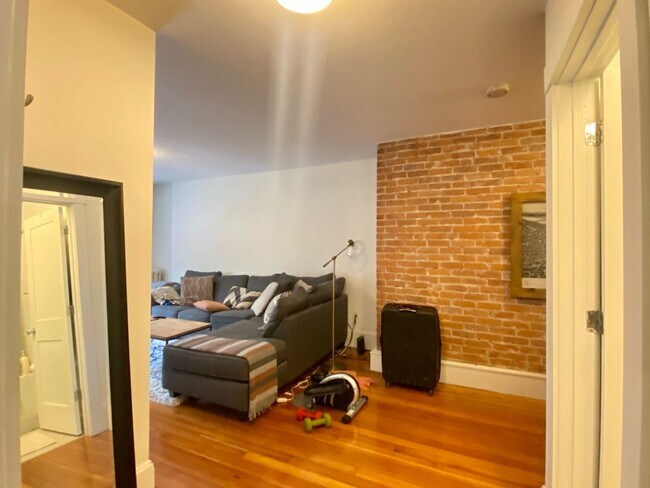 Building Photo - Nicely renovated 2 bed in Brookline.