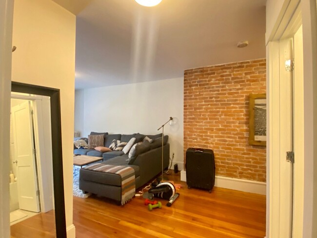 Building Photo - Spacious two bedroom in Brookline