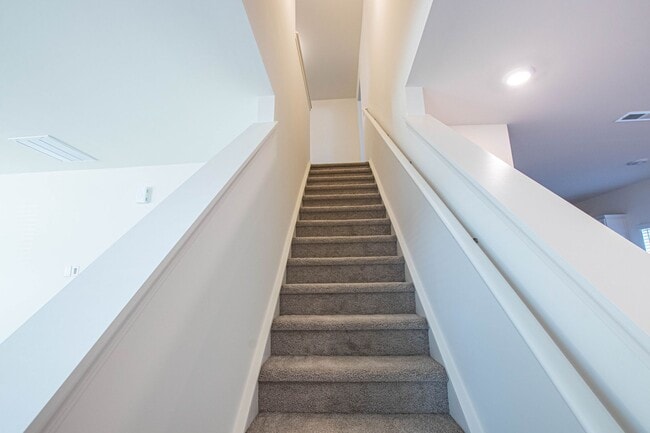 Building Photo - BEAUTIFUL 3BD/2.5BTH Townhome in Belmont a...