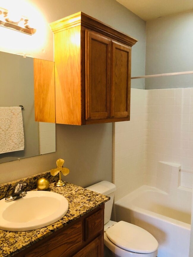 Building Photo - 3 bedroom, 2 bath with 2 car garage duplex...