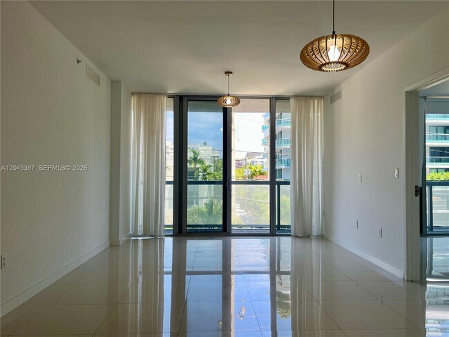 Building Photo - 9940 W Bay Harbor Dr