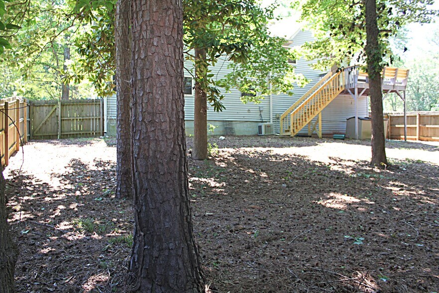 Large Backyard with shade. - 1095 Mountain Springs Dr NW