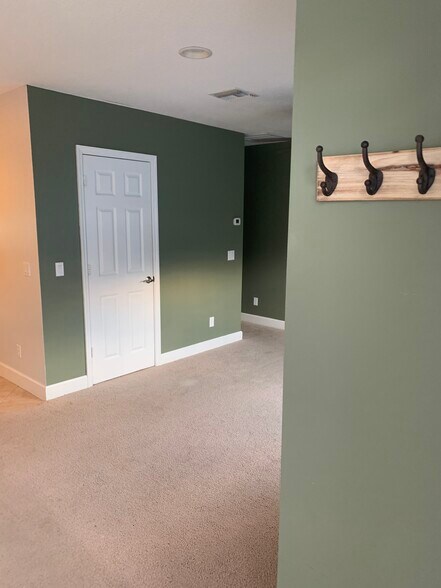 Living area - 529 SW Akron Ave