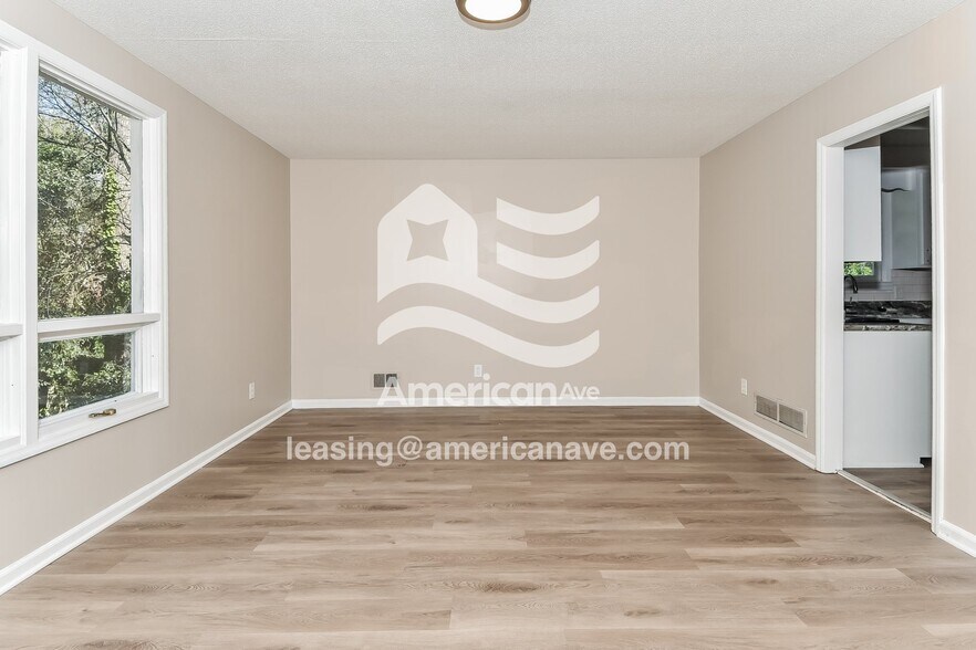 Building Photo - 4016 Williamsburg Dr