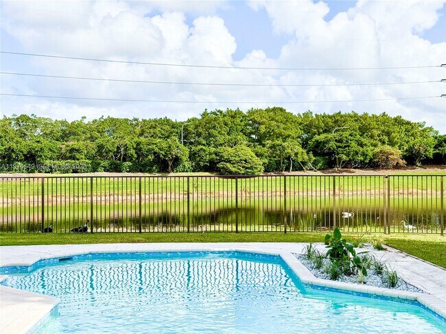 Building Photo - 400 Alexandra Cir